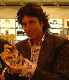 How tall is Laurence Llewelyn Bowen?